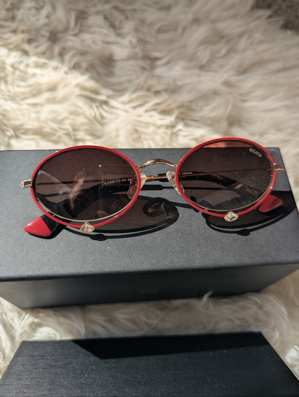 Oval Sunglasses with Dark Lenses And Beautiful Accents